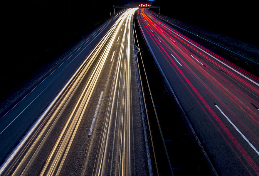Nachtaufnahme - Autos auf Autobahn 2